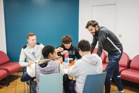 Petit dejeuner à l'internat avec les jeunes du campus et leur éducateur
