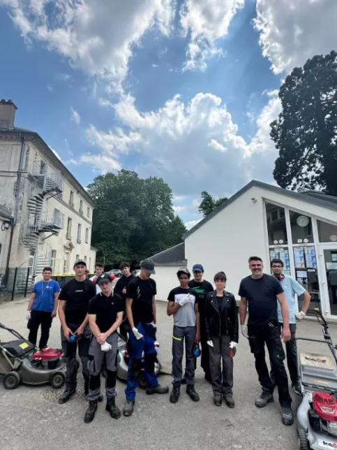 les classes du Campus Saint-Antoine participent dans la bonne humeur au grand nettoyage de l'établissement 