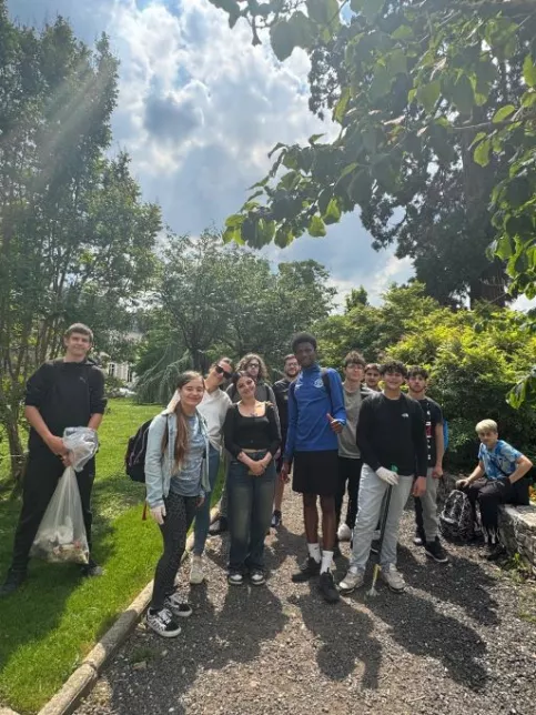les classes du Campus Saint-Antoine participent dans la bonne humeur au grand nettoyage de l'établissement 