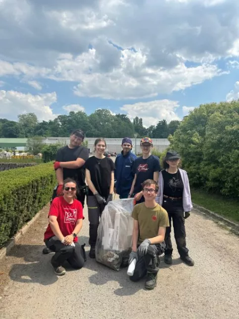 les classes du Campus Saint-Antoine participent dans la bonne humeur au grand nettoyage de l'établissement 