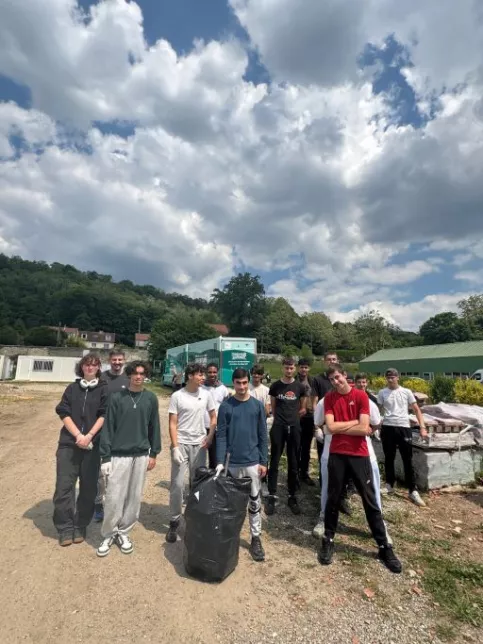 les classes du Campus Saint-Antoine participent dans la bonne humeur au grand nettoyage de l'établissement 