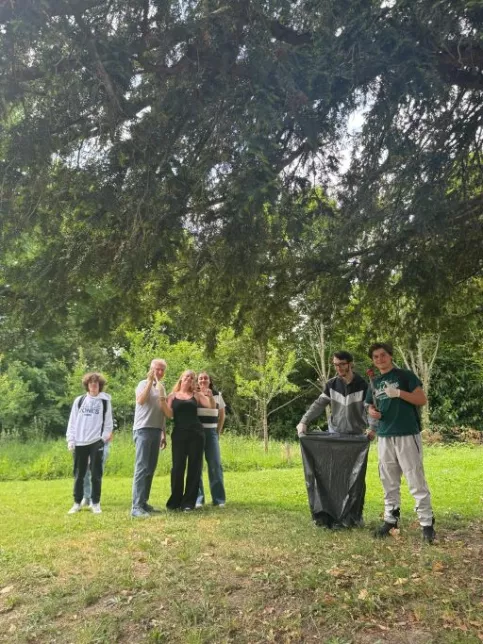 les classes du Campus Saint-Antoine participent dans la bonne humeur au grand nettoyage de l'établissement 