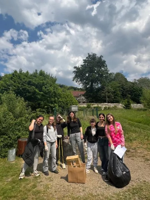 les classes du Campus Saint-Antoine participent dans la bonne humeur au grand nettoyage de l'établissement 