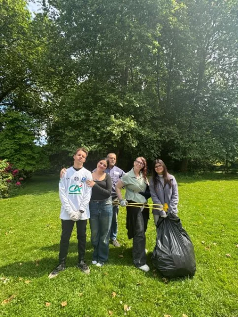 les classes du Campus Saint-Antoine participent dans la bonne humeur au grand nettoyage de l'établissement 