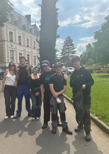 les classes du Campus Saint-Antoine participent dans la bonne humeur au grand nettoyage de l'établissement 