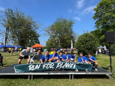 les jeunes et leurs éducateurs prennent la pose après leur course de 10km