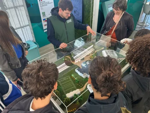 les collègiens découvrent le camion de l'aventure du vivant