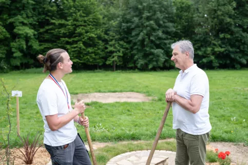 Un jeune en formation aménagements paysagers discute avec son professeur technique 