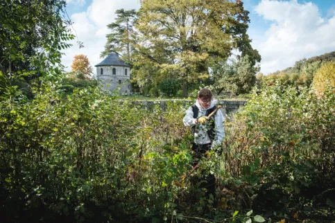 Un jeune en formation en train de travailler dans les jardins du campus