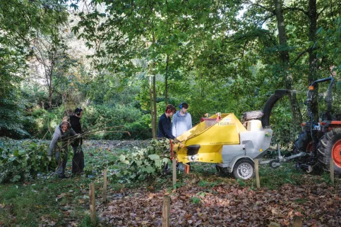 Deux jeunes en formation en train de travailler dans les jardins du campus