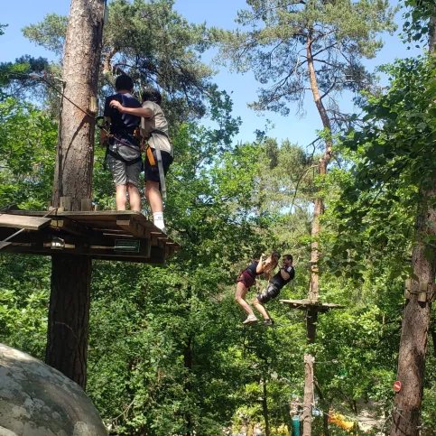 les 4ème font des activités de plein air pendant le Raid