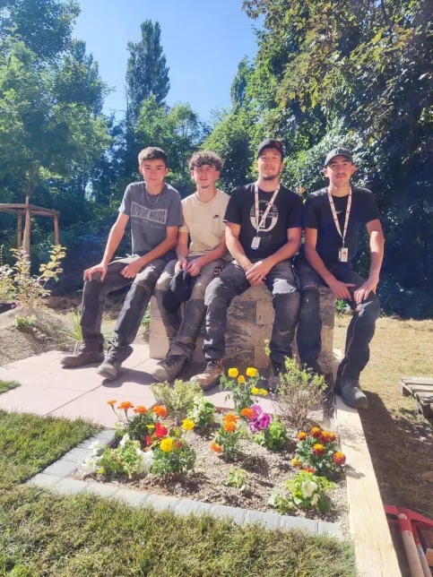 les élèves posent devant leur scène paysagère