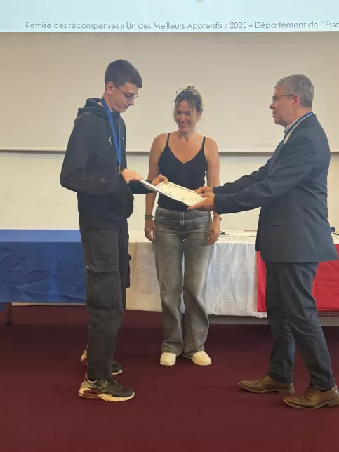 Sandrine remet une médaille à un jeune du Campus Saint-Antoine