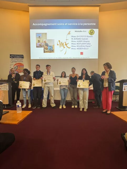 les élèves reoivent leur médaille suite au concours MAF Service à la personne 