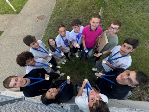 les élèves médaillés au concours MAF posent avec leurs médailles