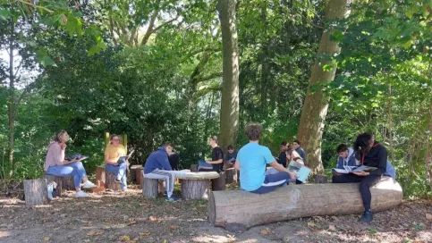 les jeunes inscrits à la remédiation scolaire travaillent dans notre classe extérieure