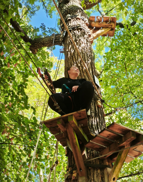 un élève fait de l'accrobranche