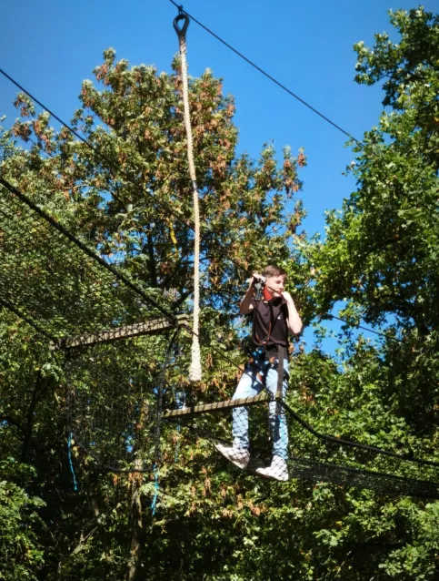 un élève fait de l'accrobranche