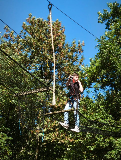 un élève fait de l'accrobranche