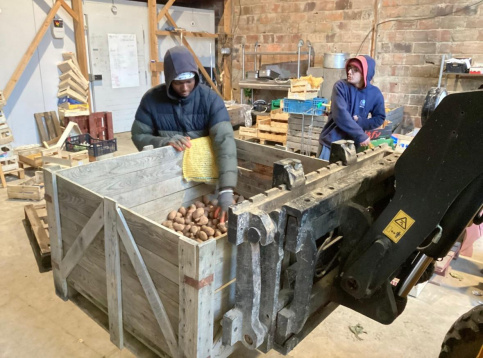 un jeune en formation Bac Pro horticulture sur son lieu de stage