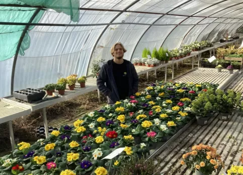 un jeune en formation Bac Pro horticulture sur son lieu de stage