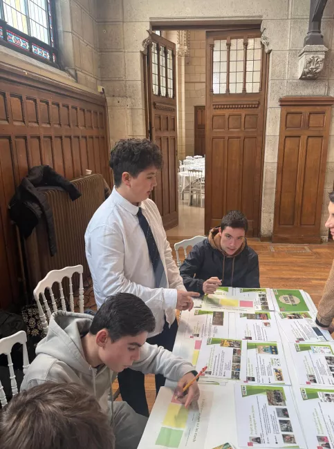 un élève explique son projet éco-responsable