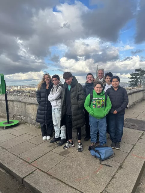 les élèves et leurs accompagnateurs posent