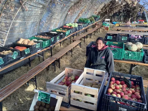 un jeune en formation Bac Pro horticulture sur son lieu de stage