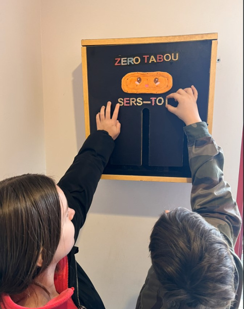 des jeunes filles de classe de 3ème utilisent les distributeurs de serviettes hygiéniques