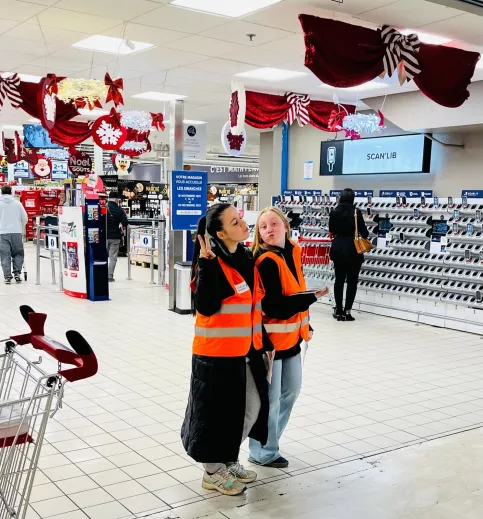 deux élèves interpellent les clients du supermarché pour collecter des aliments