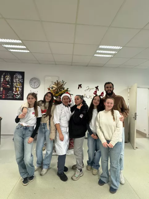 les jeunes, dans une ambiance festive et de Noel, sont à la cantine du Campus Saint-Antoine. Ils encouragent les personnes qui trient leurs déchets.
