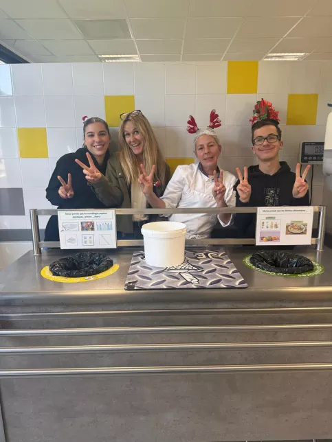 les jeunes, dans une ambiance festive et de Noel, sont à la cantine du Campus Saint-Antoine. Ils encouragent les personnes qui trient leurs déchets.