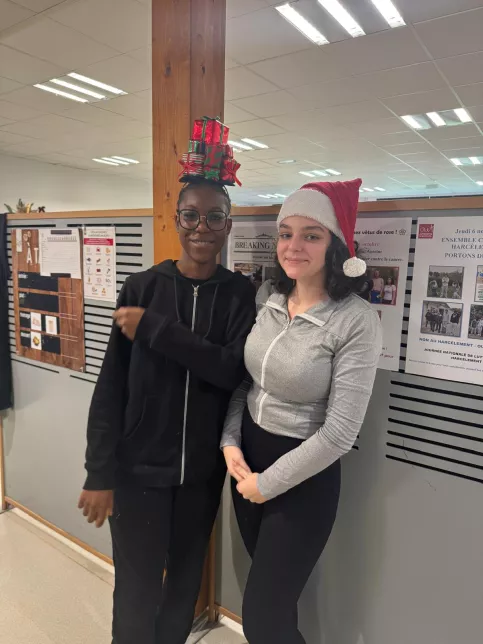 les jeunes, dans une ambiance festive et de Noel, sont à la cantine du Campus Saint-Antoine. Ils encouragent les personnes qui trient leurs déchets.