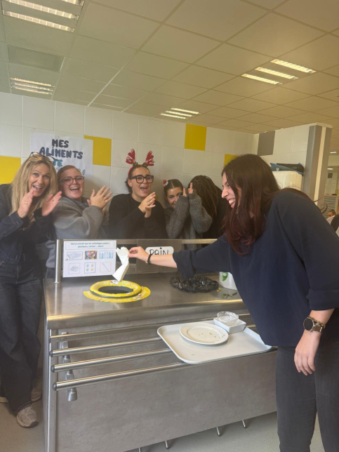 les jeunes, dans une ambiance festive et de Noel, sont à la cantine du Campus Saint-Antoine. Ils encouragent les personnes qui trient leurs déchets.