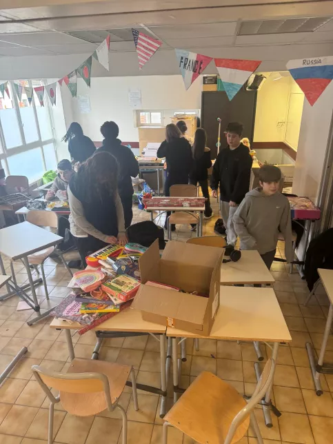 les jeunes emballent et trient les cadeaux récoltés