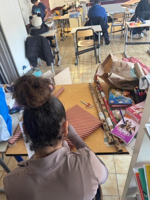 les jeunes emballent les cadeaux récoltés 