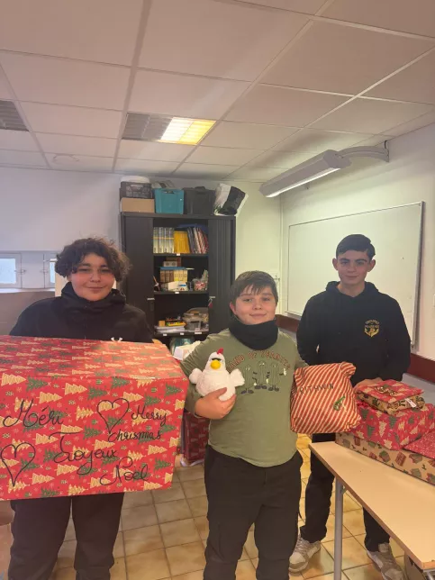 trois jeunes éco-responsables posent avec les cadeaux qu'ils ont récoltés