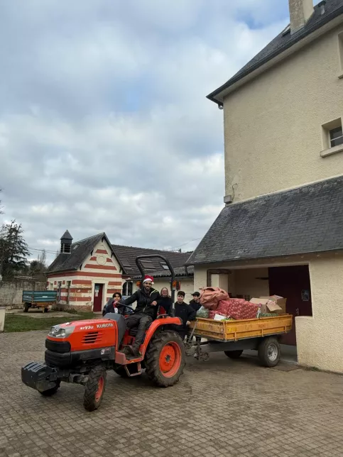 Filipe utilise le tracteur pour emmener les cadeaux récoltés par les 4ème pour les enfants de la MECS