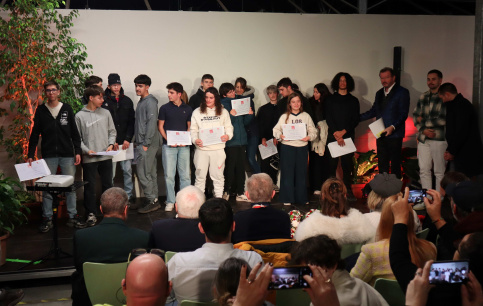 les jeunes posent avec leur diplôme du Brevet