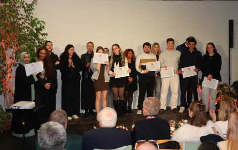 les jeunes bacheliers posent avec leur diplôme du Bac