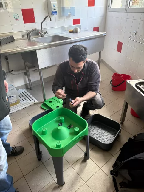 les jeunes et M. Da Cruz montent le lombricomposteur