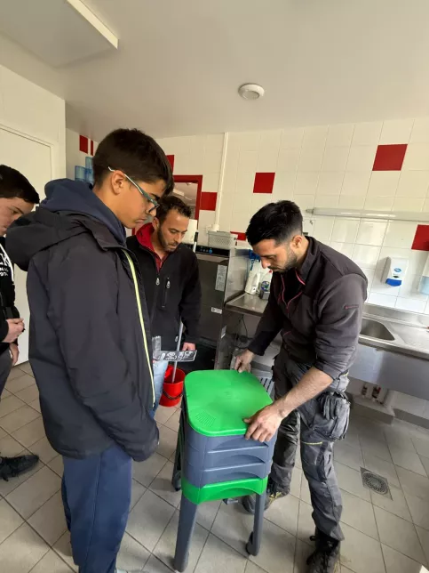 les jeunes et M. Da Cruz montent le lombricomposteur