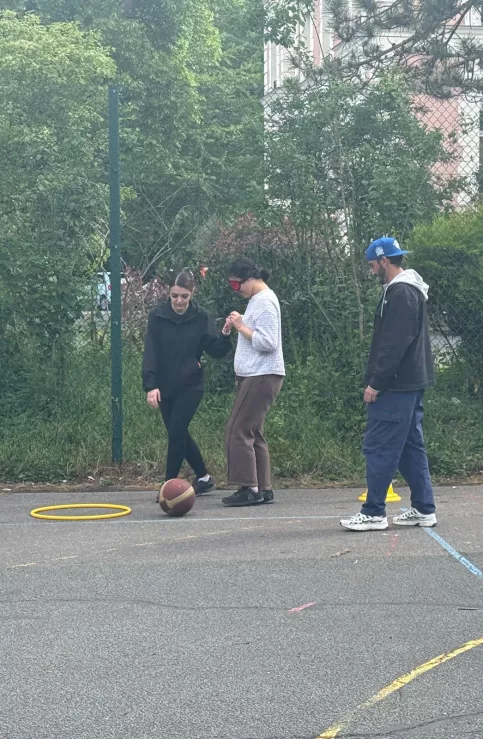 un groupe intergénérationnel participe à une activité organisée par les élèves en SAPVER du Campus Saint-Antoine