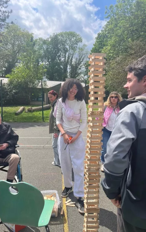 les participants aux jeux sans frontières ont monté une très haute tour en kappla