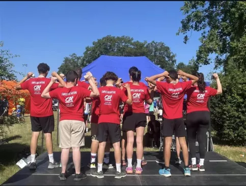 l'équipe de Running de St Antoine pose de dos pour montrer le sponsor qui a financé l'achat des tee-shirts : le Crédit Agricole