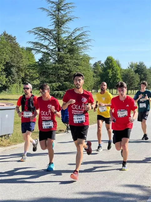 l'équipe de Running de St Antoine en plein effort : Florent, l'éducateur, court avec deux jeunes