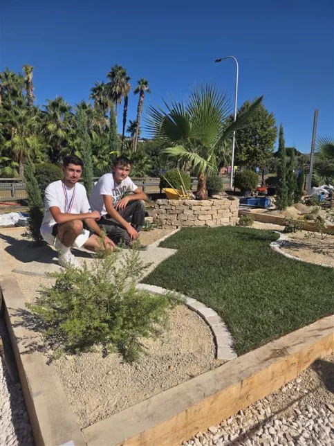 Adrien pose devant la scène paysagère qu'il a réalisé avec Benjamin (lauréat du concours 2025)