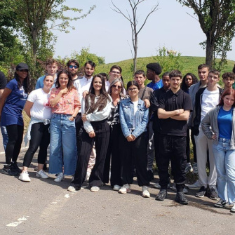 les élèves en CAPa 2ème année posent devant l'entrée du zoo 