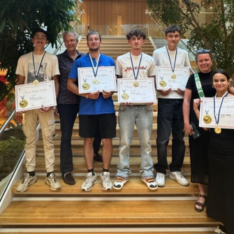 les jeunes posent avec leur médaille d'or et leur diplome