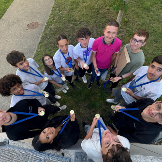 les élèves médaillés au concours MAF posent avec leurs médailles